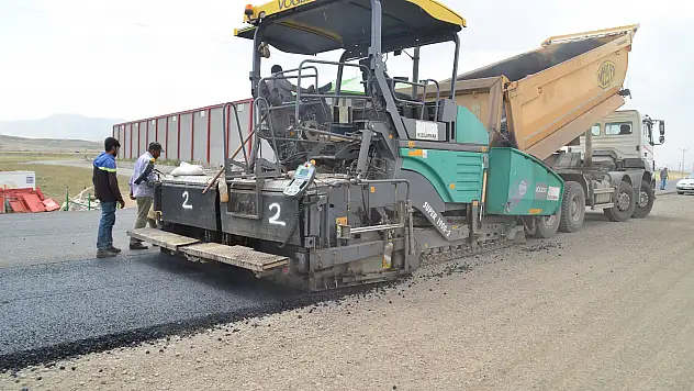 Ağrı'da asfaltlama çalışmaları devam ediyor