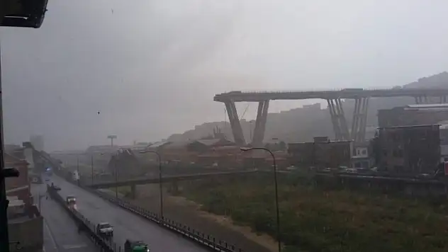 Metrelerce yükseklikteki köprü çöktü