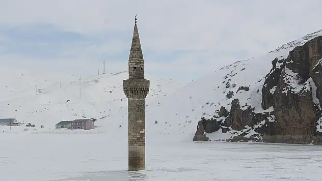 Buzlar arasında ayakta duran minare büyülüyor