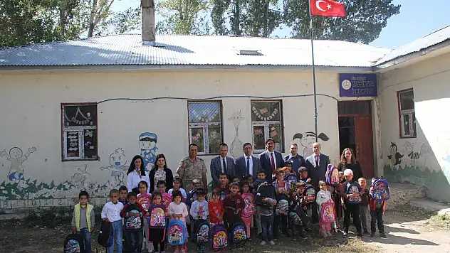 Taşlıçaylı iş adamından öğrencilere kırtasiye malzemesi yardımı