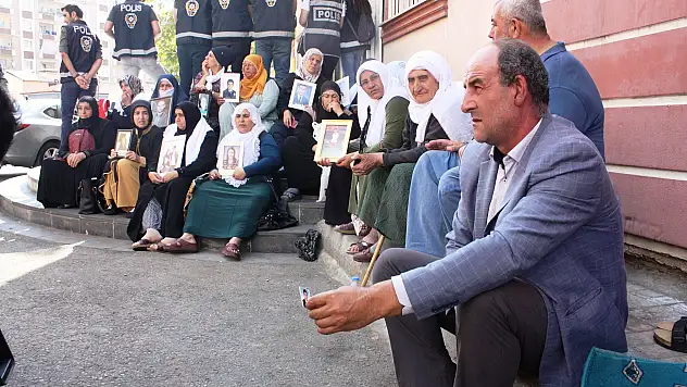 Ağrı'dan bir aile daha oturma eylemine katıldı