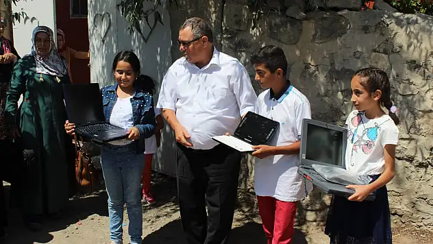 Gümrük Bölge Müdürü'nden laptop bağışı kampanyası