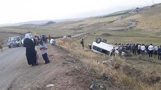 Ağrı'da Afganları taşıyan minübüs şarampole yuvarlandı
