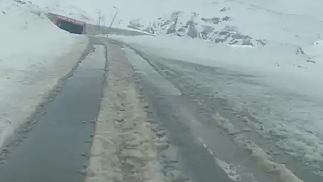3 bin rakımlı Karabet Geçidi'nde kar yağışı