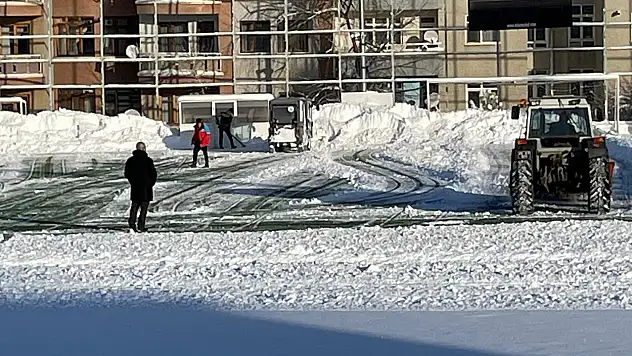 3 Temmuz Stadyumu ve Yurtlar Kampüsünde Kar Temizliği Sürüyor