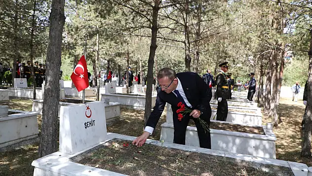 30 Ağustos Zafer Bayramı'nda Kars Şehitliği Ziyaret Edildi