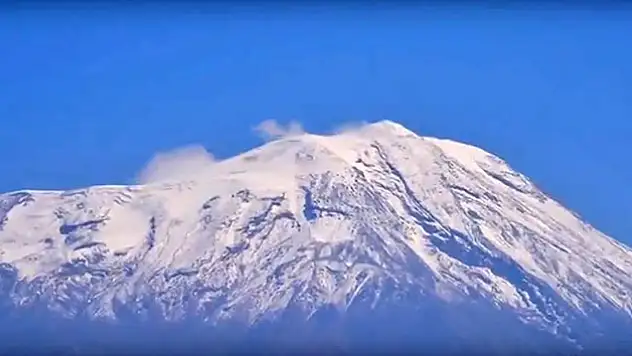 Yılın ilk karı Ağrı Dağı'na düştü