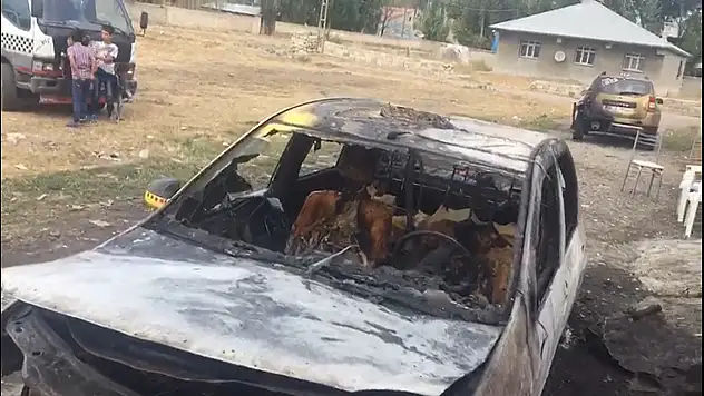 Ağrı'da 2 taksi kundaklandı
