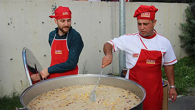 Bu kez öğrencilere aşure dağıtıldı