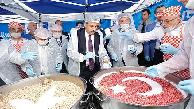 Türk bayraklı aşureye yoğun ilgi