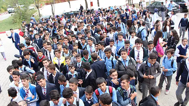 2 bin öğrenci simülasyon tırında deprem sarsıntısını yaşadı