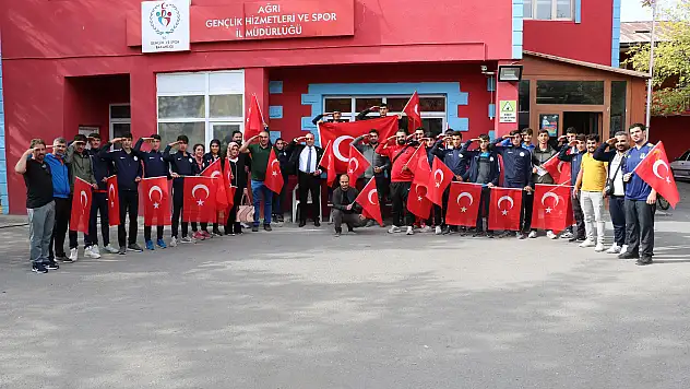 Ağrı'lı Sporculardan Mehmetçiğe Asker Selamı