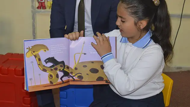 Minik öğrenciler el ele masal dünyasıyla buluşuyor