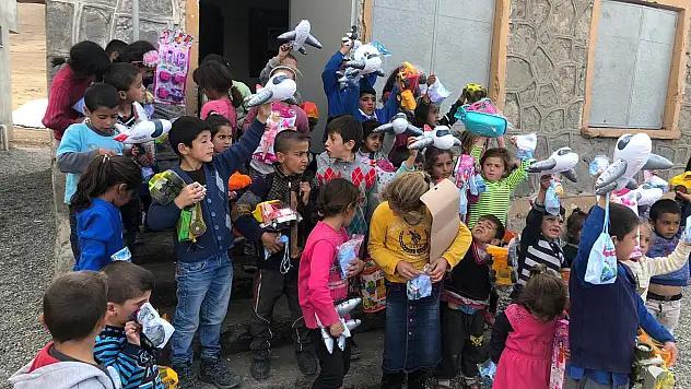 Oyuncaklarla köy çocuklarının yüzlerini güldürdüler