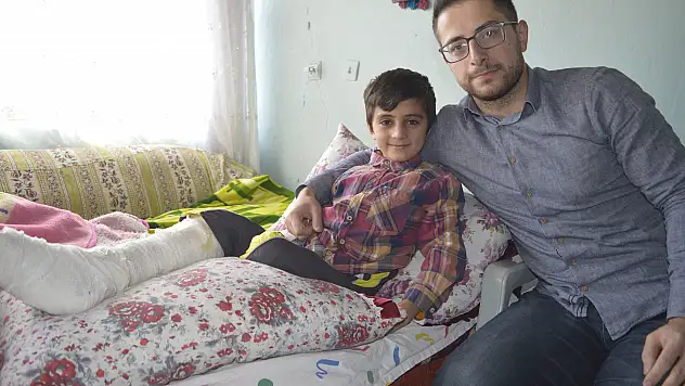 Fedakar öğretmen öğrencisine evde ders anlatıyor