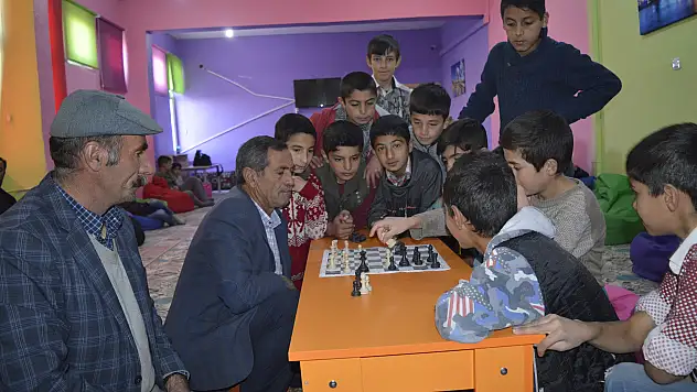 Ağrı'da öğrenciler velilerini okulda ağırladı
