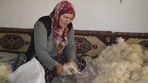 Yok olmaya yüz tutmuş yün eğirme geleneğini sürdürüyor