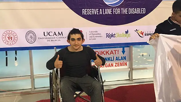 Ağrılı sporcular madalya ile döndü