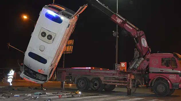 Ağrı'da hasta taşıyan ambulans otomobille çarpıştı 1 ölü, 9 yaralı