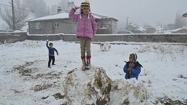 Kar yağışı çocuklara yaradı
