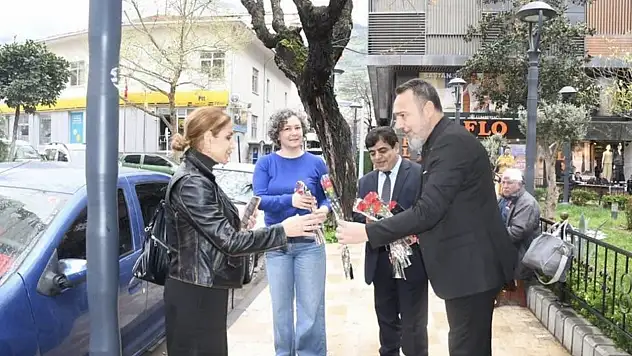 404 karanfilli Dünya Ağrılılar Günü kutlaması