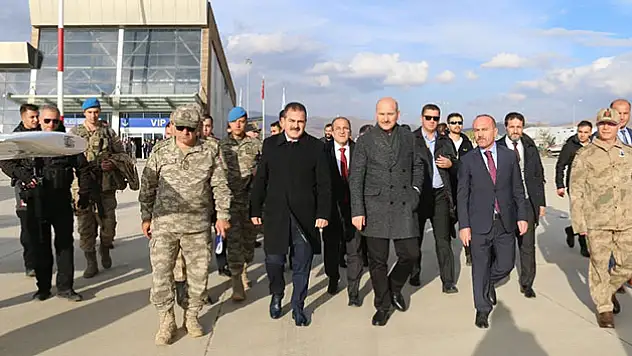 Bakan Soylu yaralı askerii ziyaret etti
