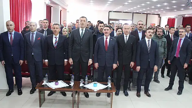 Bakanı Selçuk'un programında kız öğrenci bayıldı