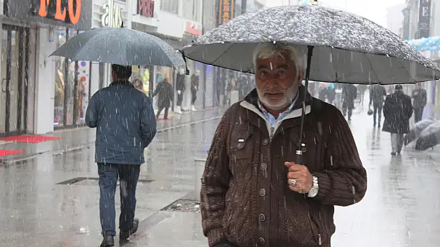 Ağrı'da ulaşıma kar engeli
