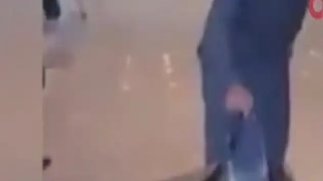 Uçağa geç kalınca kendi kıyafetlerini yaktı