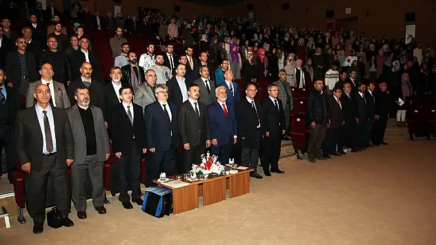 Ağrı'da  'Peygamberimiz ve Gençlik' konulu panel düzenlendi