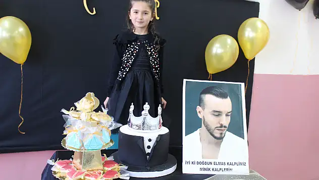 Ağrılı minik öğrencilerden Cem Adrian'a 'doğum günü' sürprizi