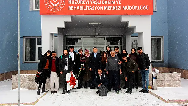 Ağrı'da öğrenciler huzur evini ziyaret etti