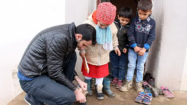 Ağrı'da köydeki minik öğrencilere 'sıcak' yardım