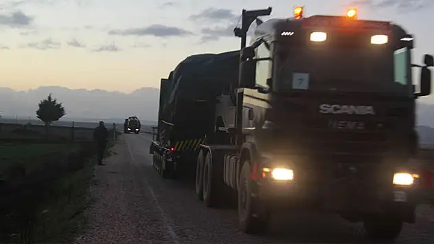 Suriye sınırına tank ve obüs sevkiyatı