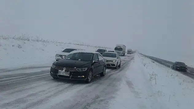 Ağrı'da uluslararası karayolunda tırlar mahsur kaldı
