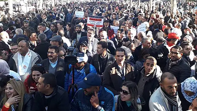 Bu kzede öğretmenler sokağa indi