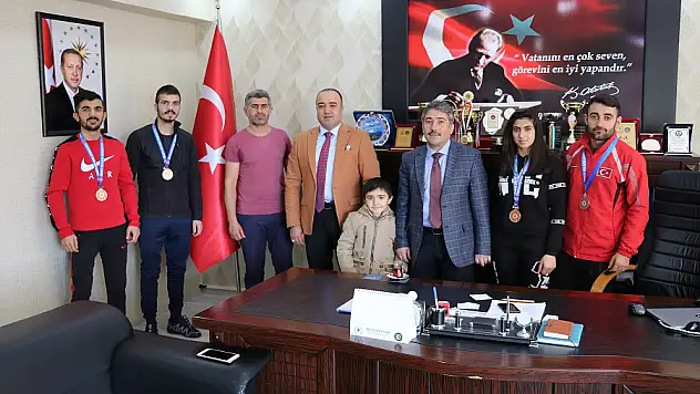 Ağrı'da başarılı sporcular Gençlik ve Spor İl Müdürünü ziyaret etti