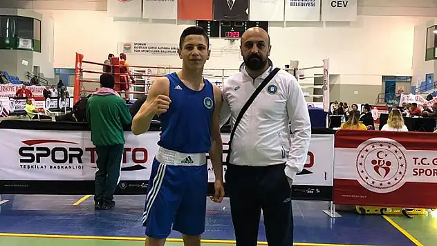 Ağrılı Boksör Ferhat İncekaya gümüş madalya ile döndü