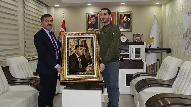 İl Başkanı Aydın'a portre hediye edildi