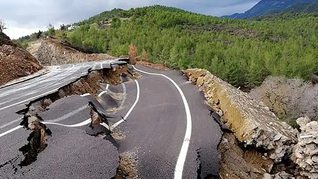 Yol ortadan ikiye bölündü