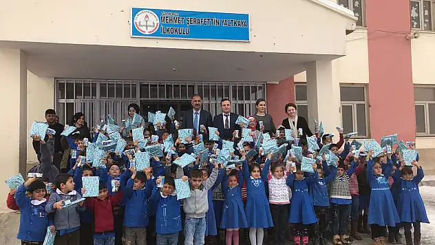 Ağrı'da öğrencilere süt dağıtım yapıldı