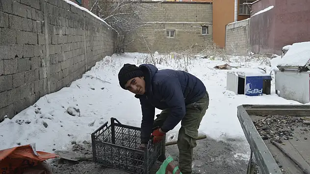 Kömür toplayarak okul masraflarını karşılıyorlar