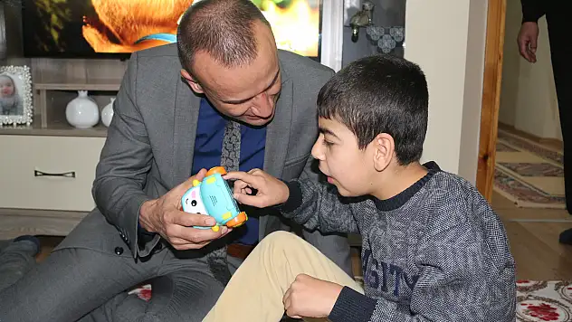 Çocukları sevmeye doyamadı