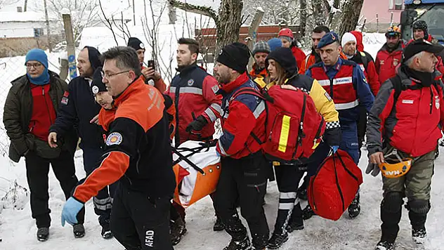 Mahsur kalan dağcılar saatler sonra kurtarıldı