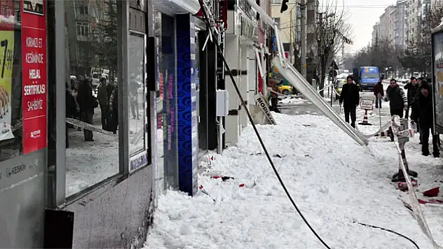 Çatıdan düşen kar kütlesi korkuttu