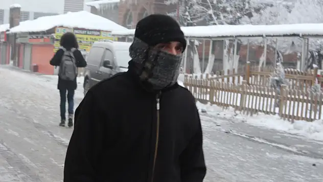 Ağrı eksi 24 ile buz kesti