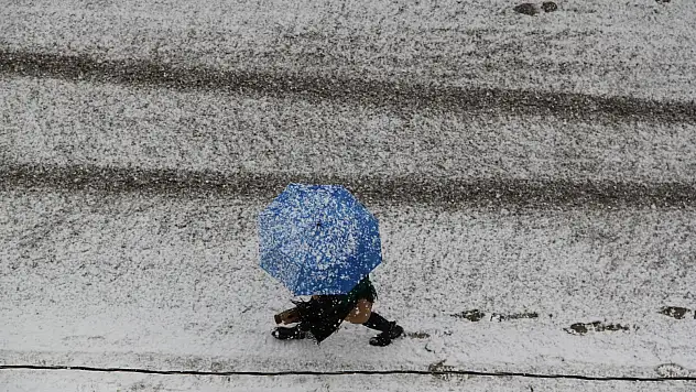 Ağrı'da soğuk hava yerini kar yağışına bıraktı