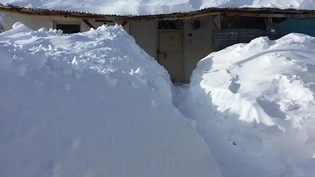 Kar çatıya dayandı