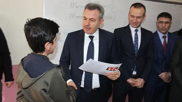 Ağrı'da öğrenciler karnelerini aldı