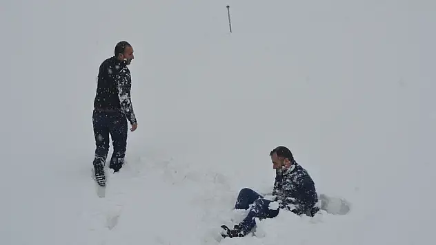 Kar yağışını eğlenceye çevirdiler